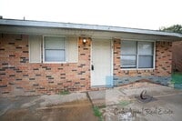 Building Photo - Recently renovated 2 bed, 1 bath apt