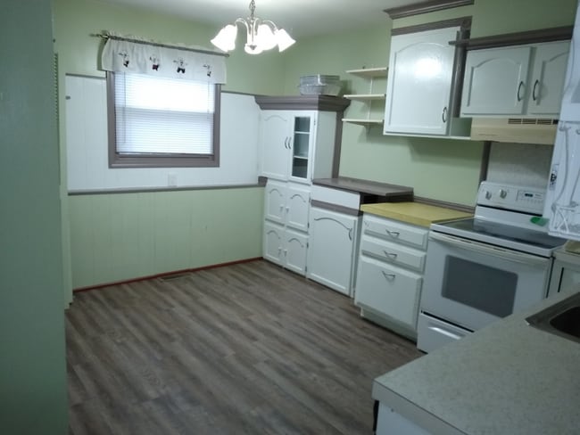 Building Photo - 664 E 12th St