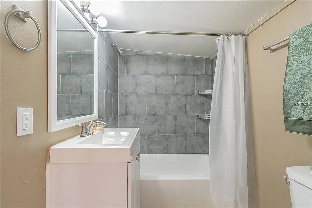 Building Photo - 228 W Jean St