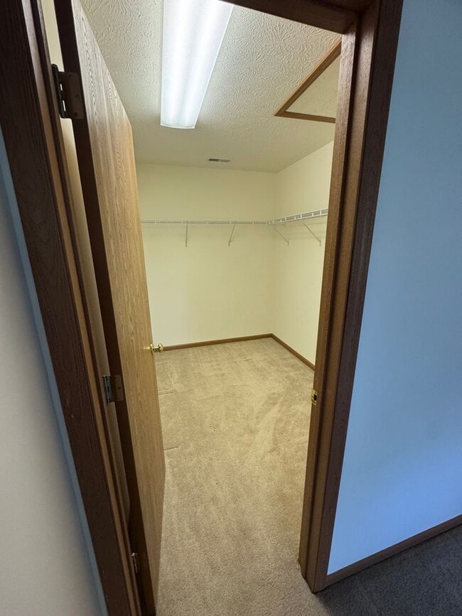 Building Photo - 5 Bd 2.5 Ba