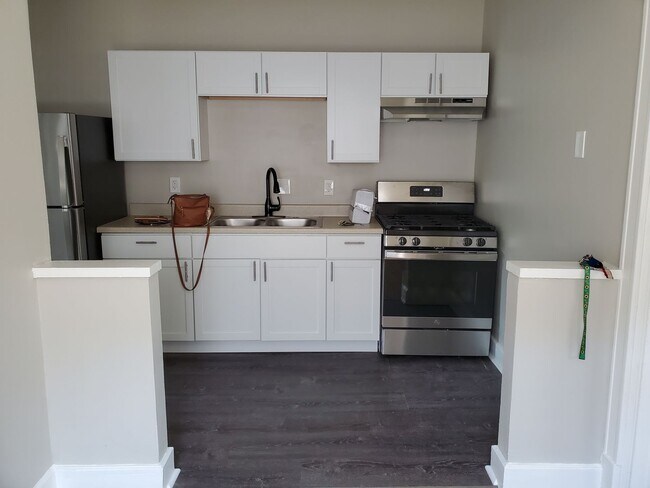 Building Photo - Charming 1 bedroom. Professionally Managed.