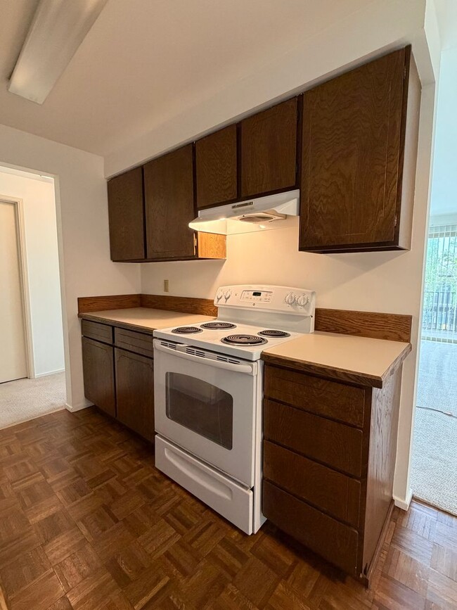 Building Photo - 1 Bed / 1 Bath Houghton condo in Kirkland $1,795/month