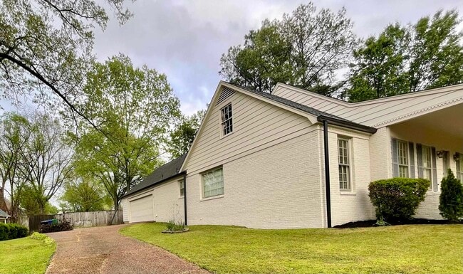 Building Photo - 2420 Stratfield Dr