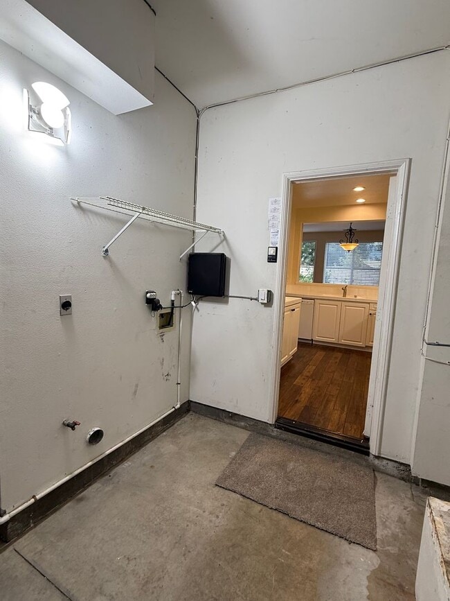 Building Photo - $675 Off First month's Rent - Cute Townhom...