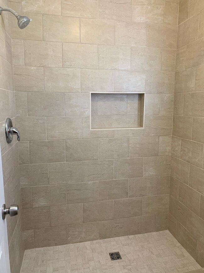 Building Photo - 3 Bedroom Remodeled Home in Surrey Ridge