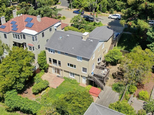 Building Photo - Large, Beautiful Upper Piedmont Home