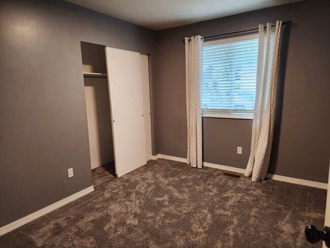 Building Photo - Great 5 Bed 3 Bath Remodeled Home