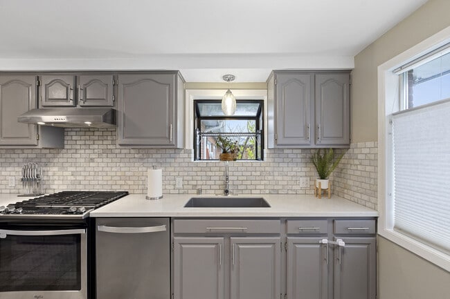 Building Photo - 1627 E Broadway