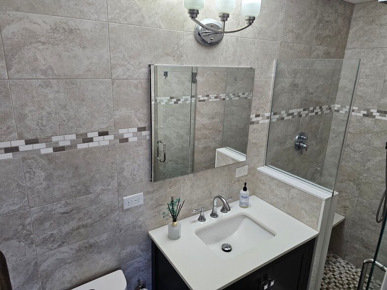 Primary Bath 1 - 7214 Bergen Ct