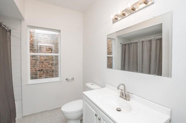 Building Photo - 2136 N Avers Ave