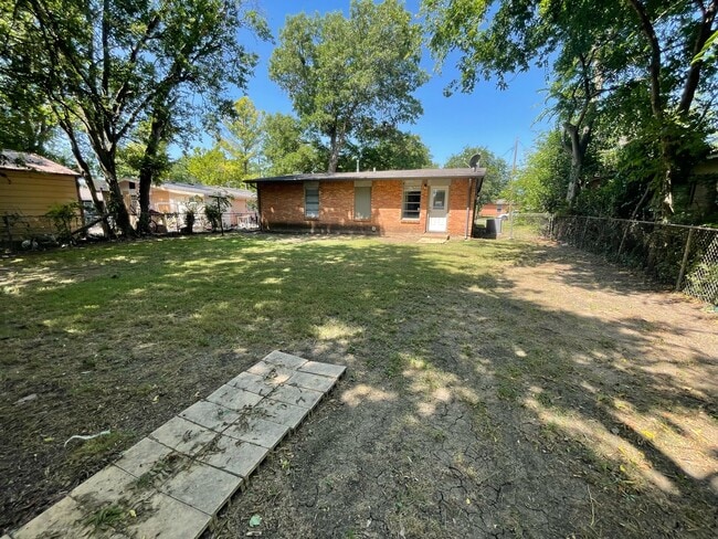 Building Photo - 613 S Andrews Ave
