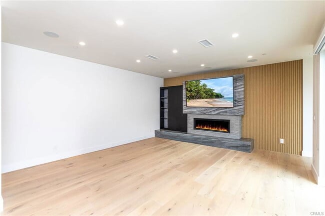 Building Photo - 1511 Cliff Dr