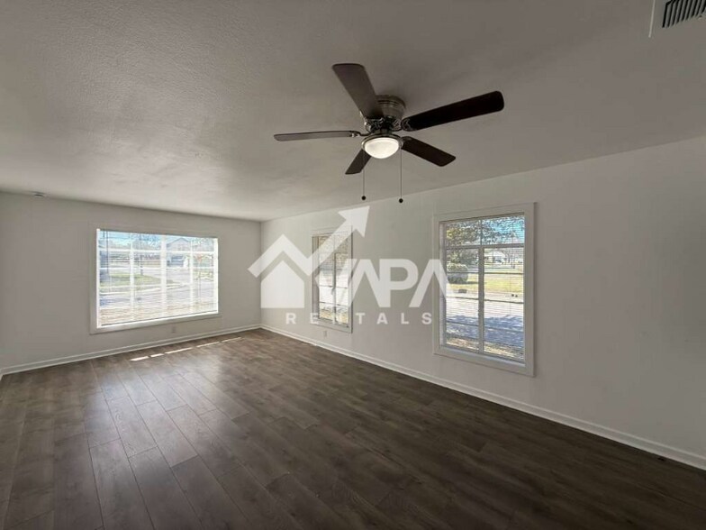 Building Photo - 602 Canton