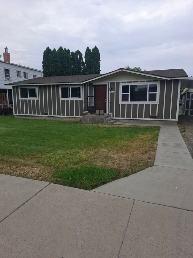 Building Photo - 3 Bed, 2 bath house with  carport