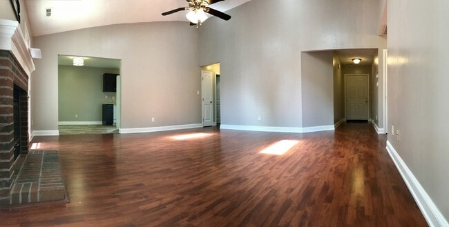 Building Photo - Pretty on Pebble