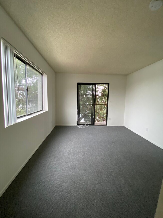 Building Photo - 4225 Del Mar Ave