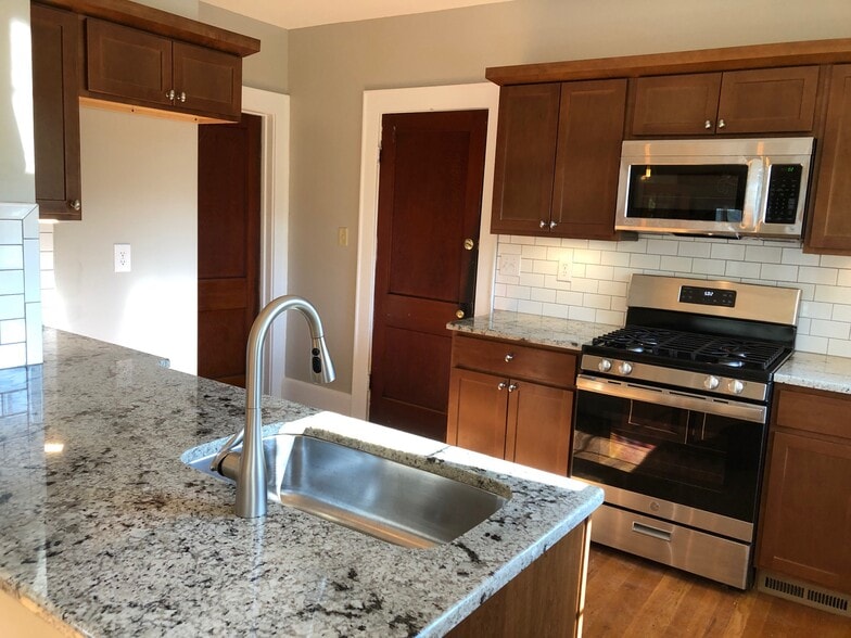 Building Photo - 400 Broad St