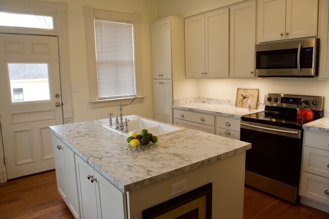 Building Photo - Stunning Furnished Historic Renovation in ...