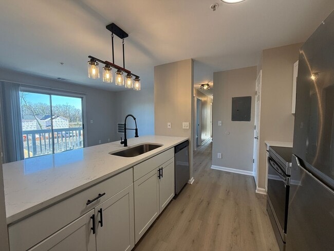 Building Photo - Move-In Ready University Area Condo with Modern Upgrades