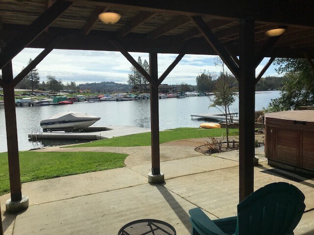 Building Photo - Don't Miss out on a Summer at the Lake.  Beautiful Fully Furnished Waterfront Home available July...