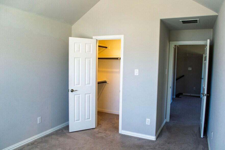 Building Photo - 1421 Baynes Dr