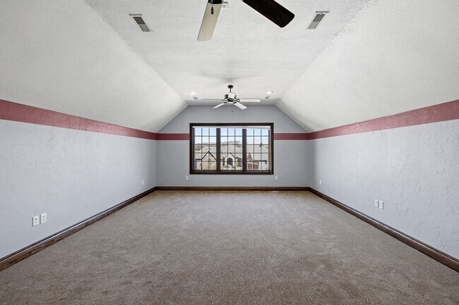 Building Photo - 5 Bedroom Dream Home!