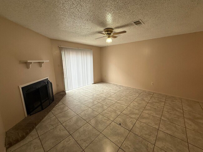 Building Photo - 2 bedroom 2 bath town home in a gated community