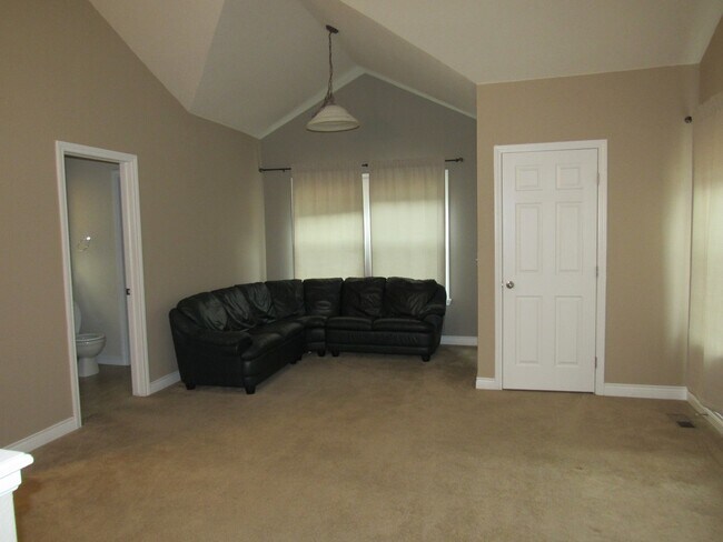 Building Photo - Rare Bradburn Single Family home including Carriage house