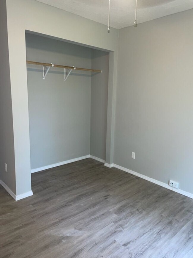 Building Photo - 3 Bed 2 Bath House November