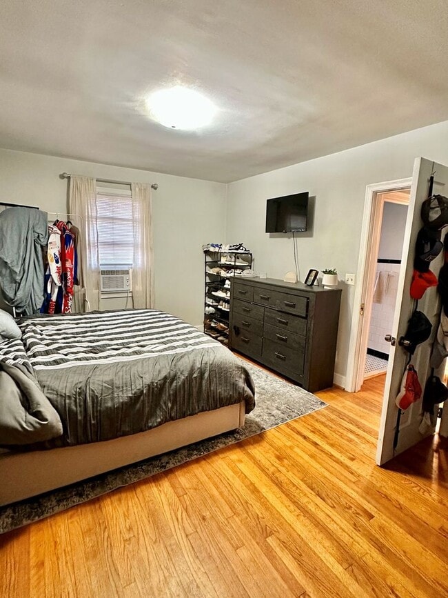 Building Photo - 2 Bedroom | 1 Bathroom Home – Downtown Charleston - Available January 1!