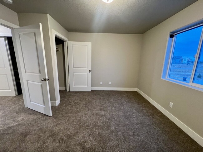 Building Photo - 3 Bedroom New Build Available Now!