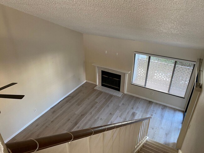 Building Photo - Well maintained Harbor Bay townhome. 2 bed...