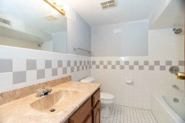 Building Photo - 5712 N Avondale Ave