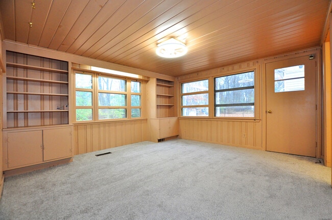 Building Photo - 19 Seneca Rd