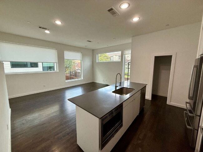 Building Photo - 4211 Delano Pl