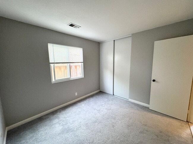 Building Photo - Perfect Shape Single Family Home in Dublin with many upgrades