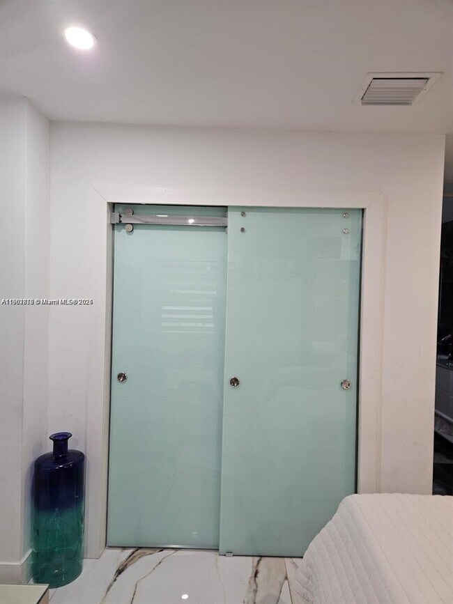 Building Photo - 106 SE 4th Ave