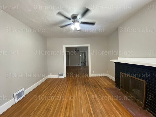 Building Photo - $1195 - 3 bedroom / 1 bathroom - Single Family Home