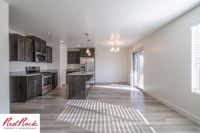 Building Photo - 4 Bed/2.5 Bath Townhome in Desert Bluff!