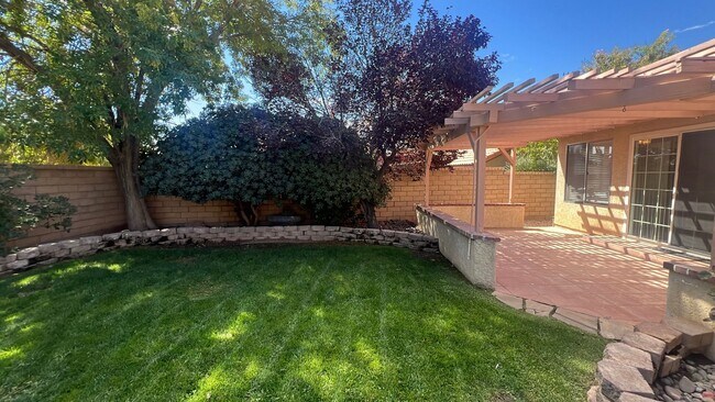 Building Photo - Single Story Rosamond home