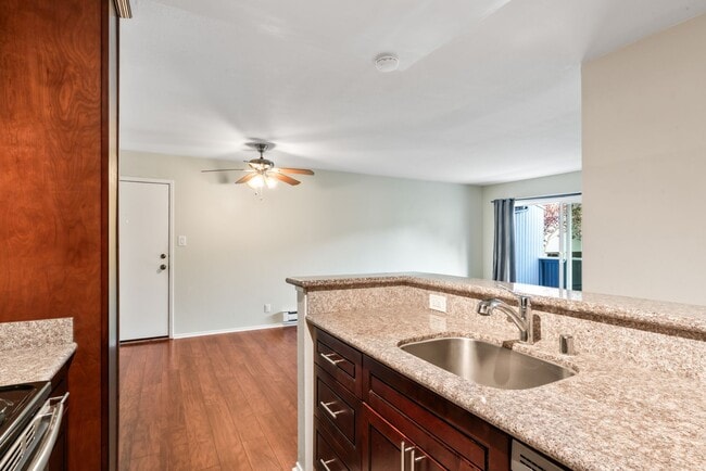 Building Photo - Top Floor 1Bd/1Ba Condo Community with Ten...