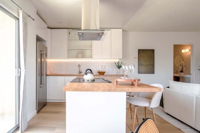 Building Photo - 833 5th St