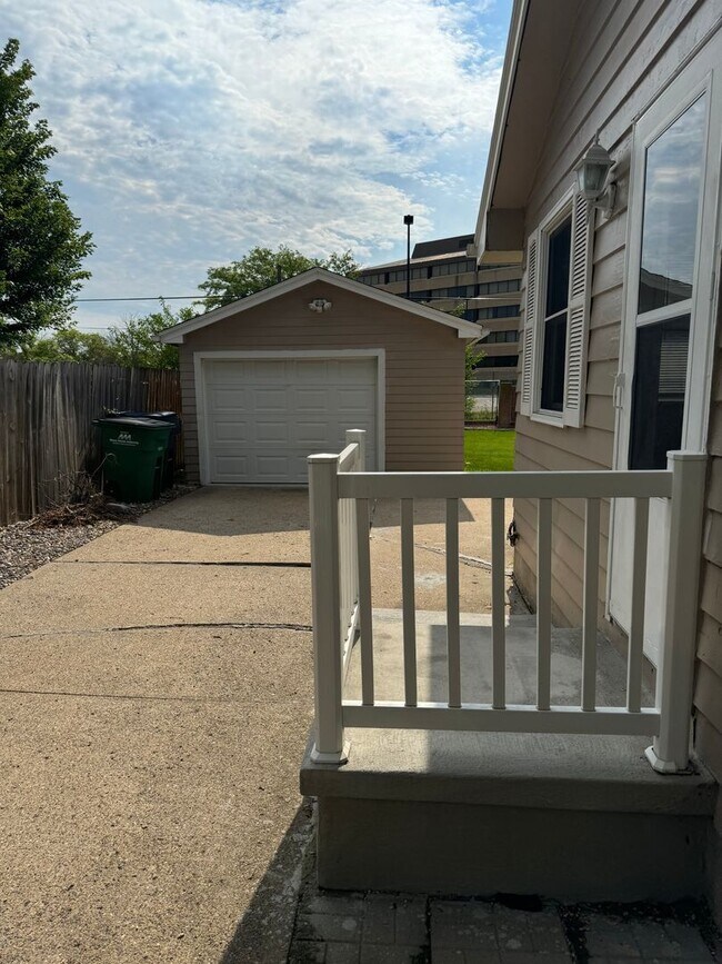 Building Photo - Huge Urbandale Home with Fenced In Back Yard!