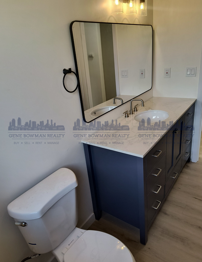 Building Photo - Newly Renovated, Beautiful 2-Bed/1Bath Sta...