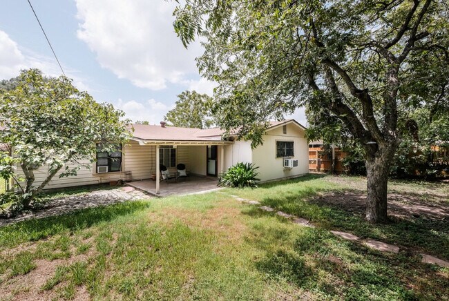Building Photo - 319 Mink Dr