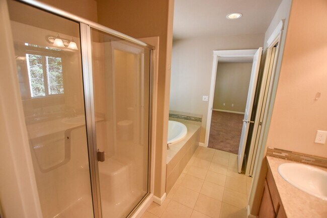 Building Photo - Gorgeous home in Olympia!!