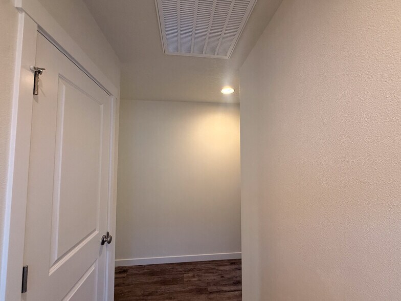 Building Photo - 507 NW Hillcrest Dr