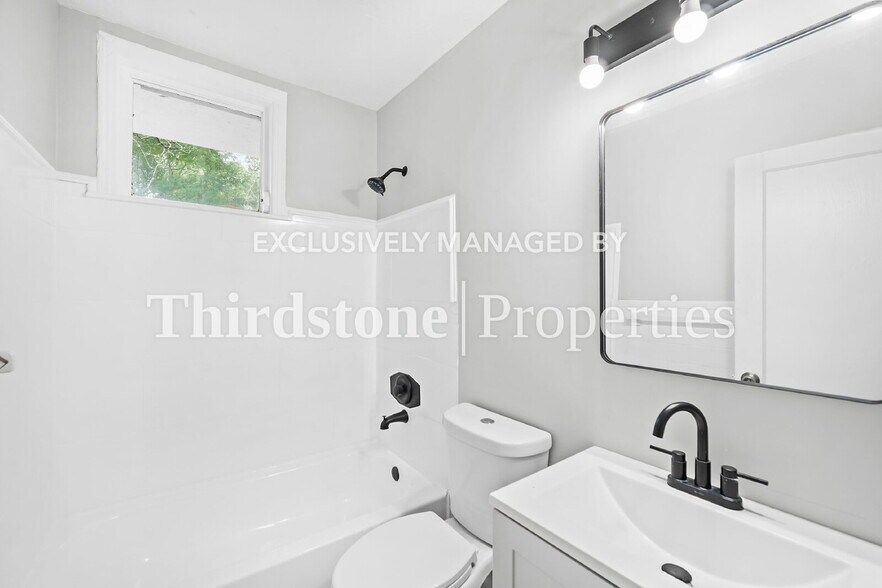 Building Photo - 3032 W 5th St