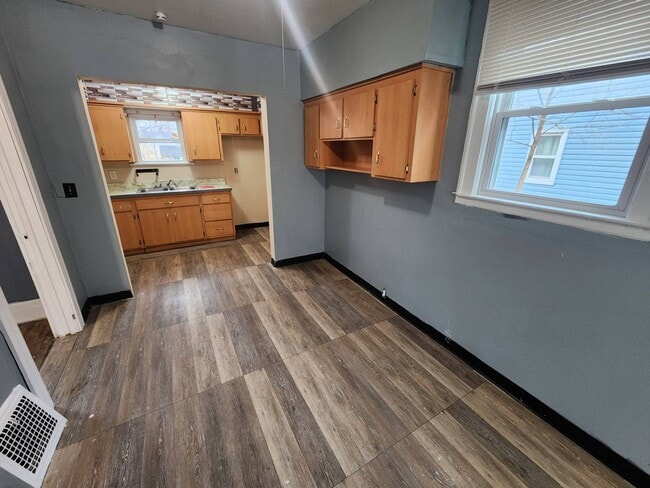 Building Photo - Charming 2-Bedroom Property in Prime Location