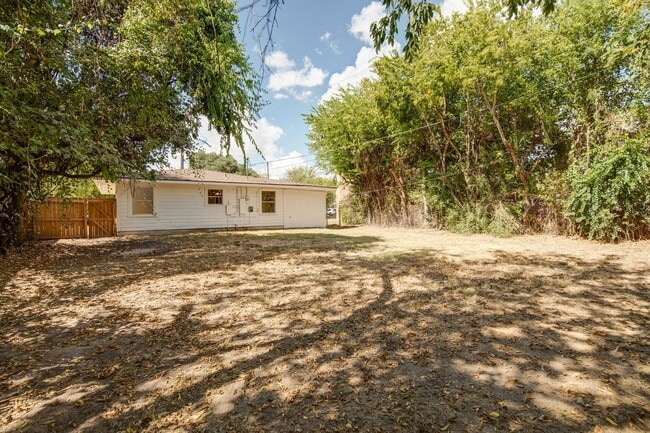 Building Photo - IMMEDIATE MOVE IN!  Cute 2 Bedroom Home wi...